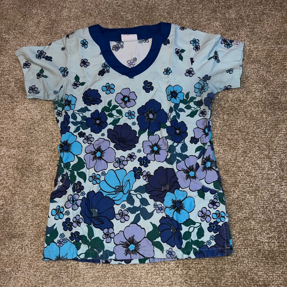 Uniform Advantage Shades of Blue Floral Women’s Scrub top, size Small